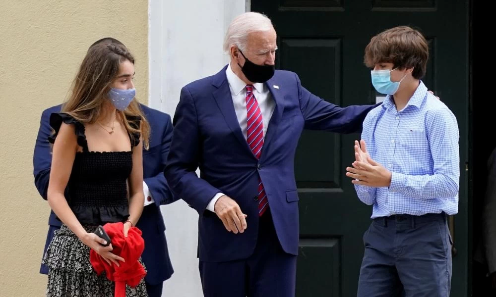 Αντυ Μανάτος: «Ο Μπάιντεν μαθαίνει στα εγγόνια του το ελληνικό φιλότιμο…»